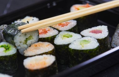 Suşi tabağa kondu.  