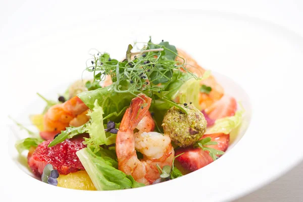 güzel yeşillikleri ile karides salatası