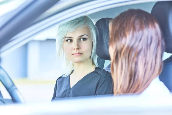 Piger Taler Bilen - Stock-foto