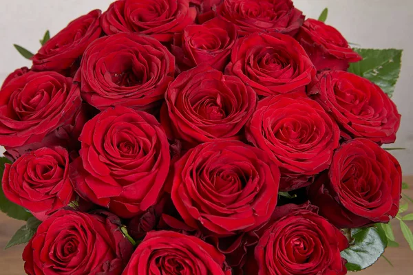 Schöner Strauß Roter Rosen — Stockfoto