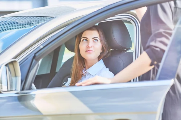 Menina Sentada Carro Olhando Para Mulher — Fotografia de Stock