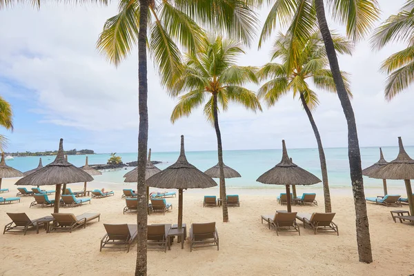 Trópusi Üdülőhely Strand Nyugágyakkal Esernyőkkel — Stock Fotó