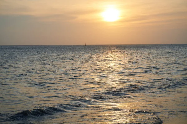 Gömmer Solen Vid Havet — Stockfoto