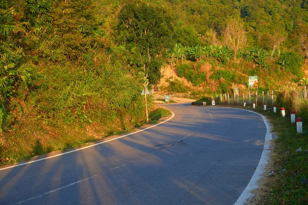 Camino Asfalto Ventoso Las Montañas —  Fotos de Stock