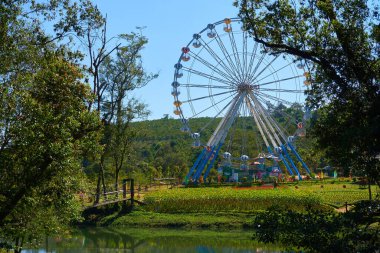 dönme dolap yeşil park