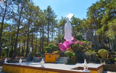 Çiçek açan bahçede Buda heykeli