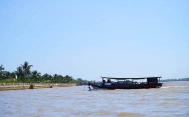 Gündüz çamurlu deniz suyunda hareket eden tekneler                      