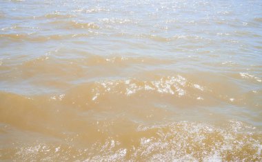 Gündüz çamurlu deniz suyu                      