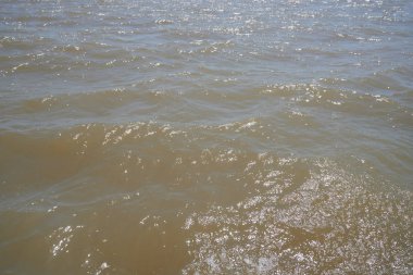 Gündüz çamurlu deniz suyu                      