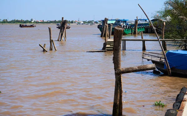 Лодки Движутся Грязной Морской Воде Днем — стоковое фото