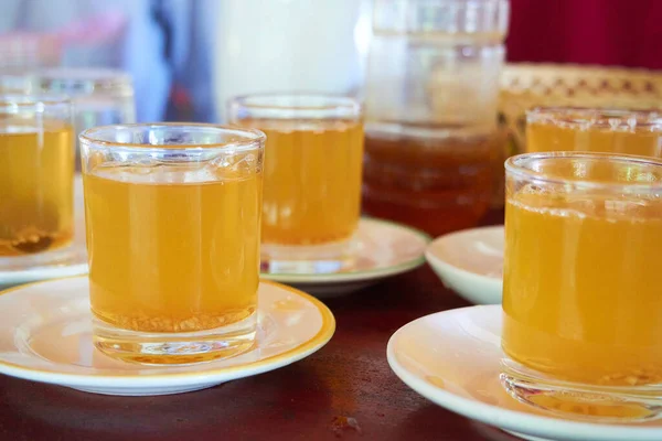 Bebidas Con Platos Cucharas Servidas Sobre Mesa — Foto de Stock