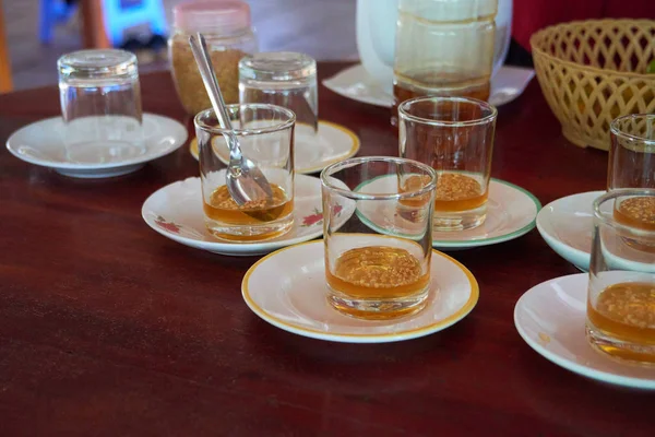 Bebidas Con Platos Cucharas Servidas Sobre Mesa — Foto de Stock