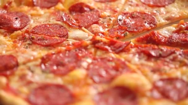 在木板上旋转的美味披萨 — 图库视频影像