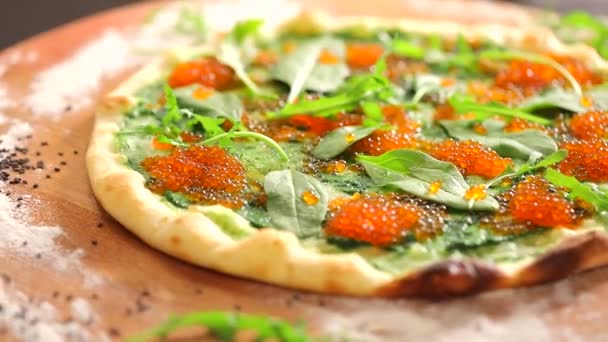 Heerlijke Pizza Spinnen Houten Plank — Stockvideo