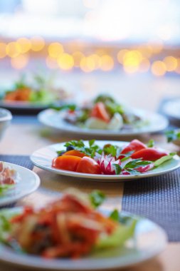 Yemek masasında lezzetli mezeler.