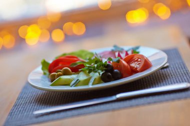 Yemek masasında lezzetli mezeler.