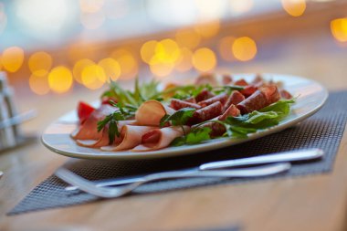 Dilimlenmiş jambon ve salam.