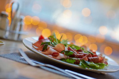 Dilimlenmiş jambon ve salam.