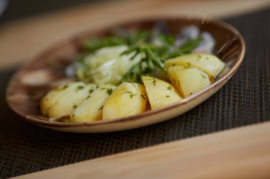 Soğan ve patates ile ringa balığı