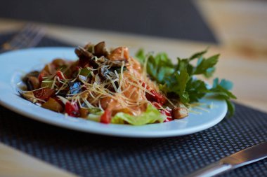 Lezzetli aperatif, haşlanmış sebze ve et.