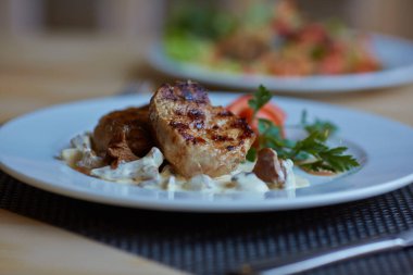 biftek sosu ve sebze ile 