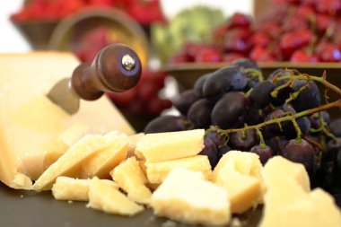 Bıçak ve üzümle servis edilen peynir.