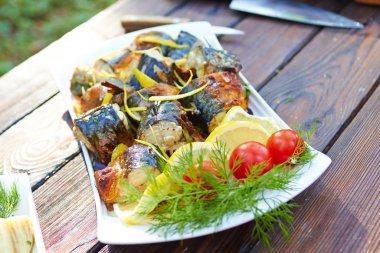 balık taze domates, limon ve dereotu ile yangın kavrulmuş