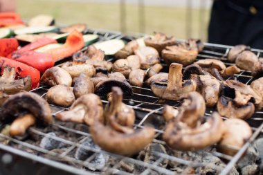 Kabak, patlıcan, biber ve mantar ızgarada hazır.