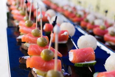 Açık büfe şiş üzerinde lezzetli mezeler 