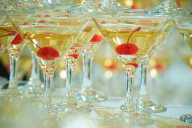 Büfede alkollü bardaklar.