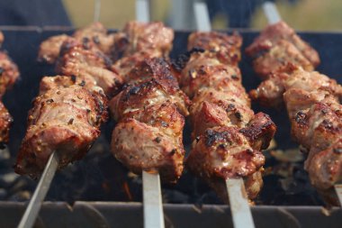 Şişte kızartılmış domuz eti.