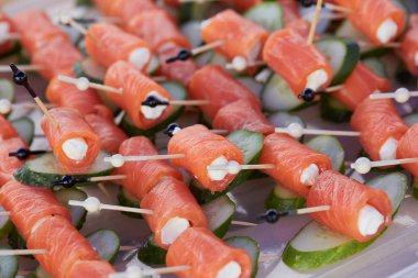 Şişte somon olan lezzetli atıştırmalıklar.