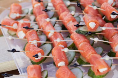 Şişte somon olan lezzetli atıştırmalıklar.