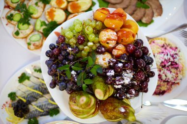 restoranda yemekler sunan 