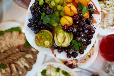 restoranda yemekler sunan 