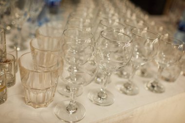 İçecekler için temiz boş bardaklar