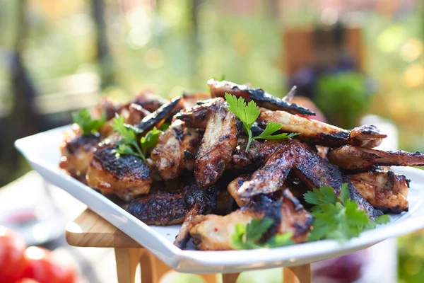 Gegrilde Kippenvleugeltjes Buiten — Stockfoto