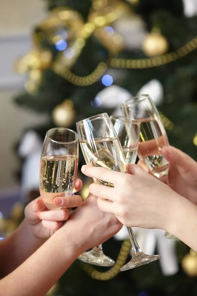 Lunettes Champagne Entre Les Mains Des Femmes Lors Fête Noël — Photo
