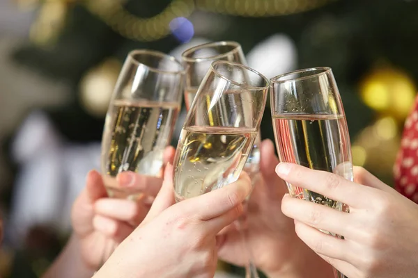 Bicchieri Champagne Nelle Mani Femminili Sulla Festa Natale — Foto Stock