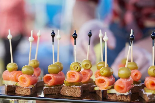 Gustosi Spuntini Con Salmone Sugli Spiedini — Foto Stock