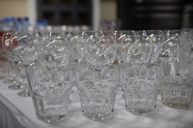 İçecekler için temiz boş bardaklar