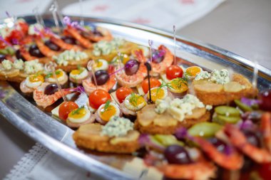 Çeşitli aperatiflerle bayram sofrası.