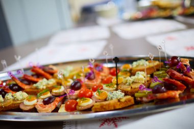 Çeşitli aperatiflerle bayram sofrası.