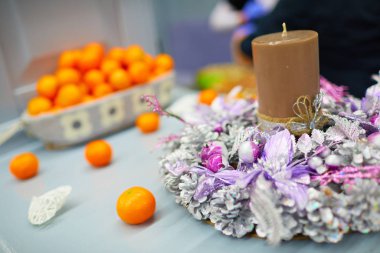 Gümüş kozalaklı çelenk.