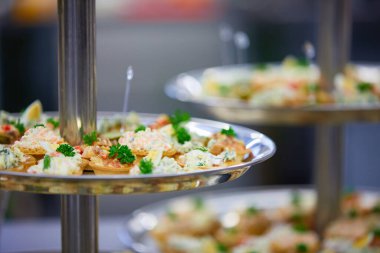 Çeşitli aperatiflerle bayram sofrası.