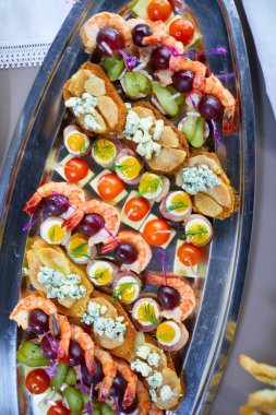 Çeşitli aperatiflerle bayram sofrası.