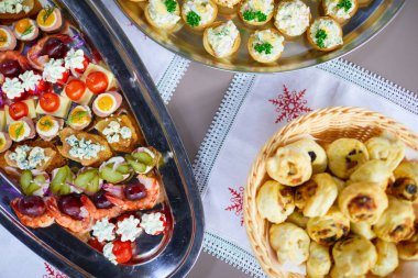 Çeşitli aperatiflerle bayram sofrası.
