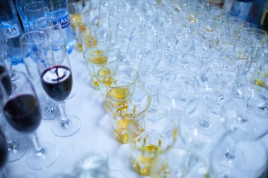 Beyaz masada bardaklarda servis edilen alkol içecekleri.