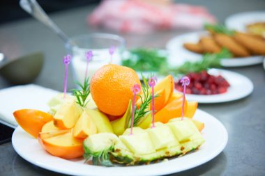 Festival masasında dilimlenmiş meyveler.