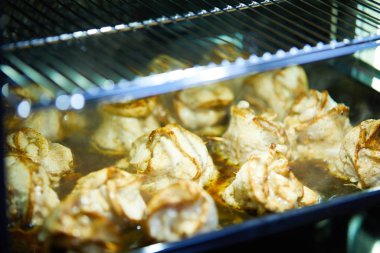 Et ruloları fırında şiş ile pişiriliyor.